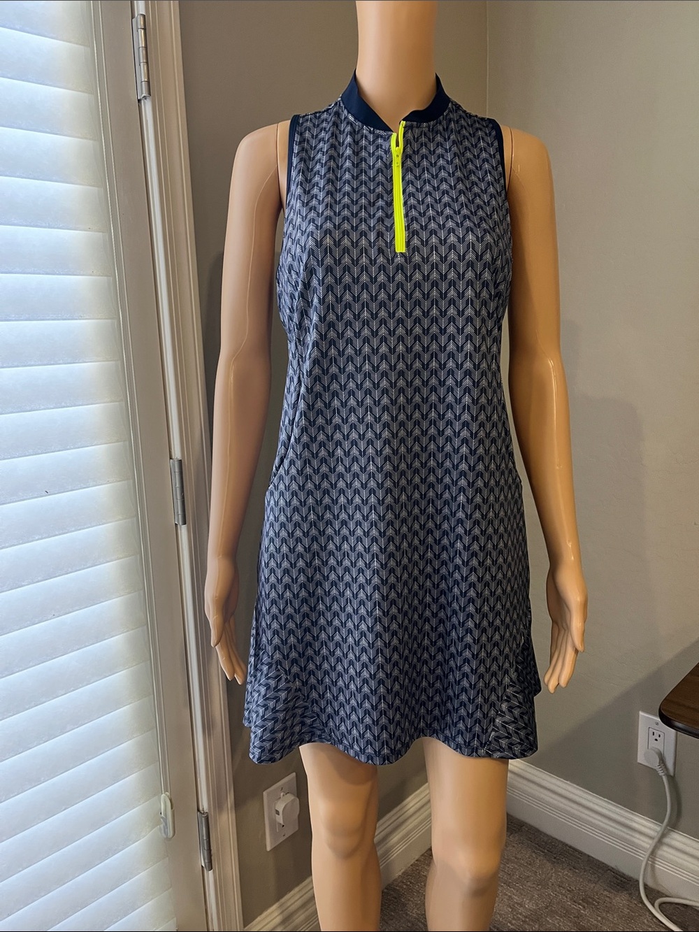 Sleeveless Navy Chevron Golf Dress with Neon Zip M - Picture 5 of 8